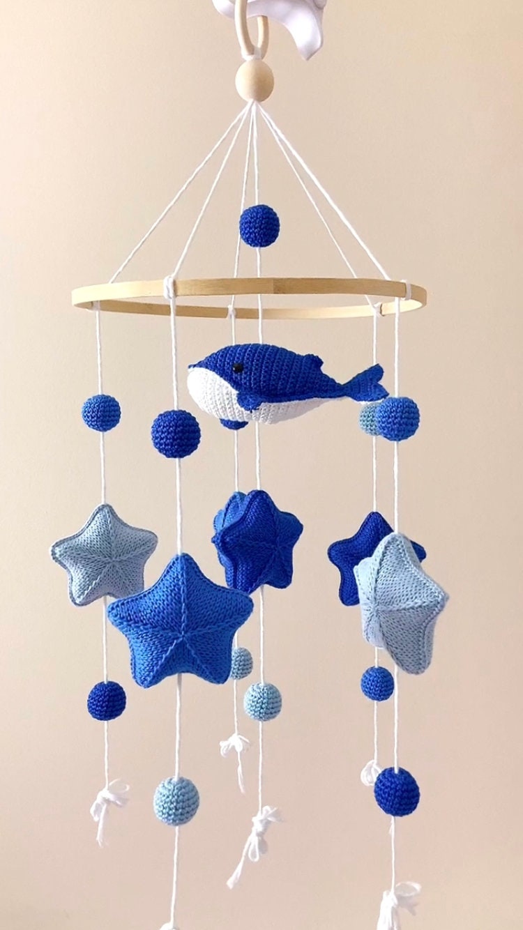 Mobile Bébé au crochet : Rêve des étoiles bleues – Fleurétoilée