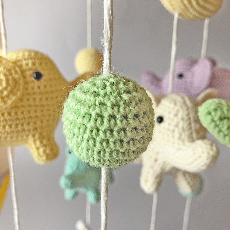 Mobile Bébé Éléphants en Crochet