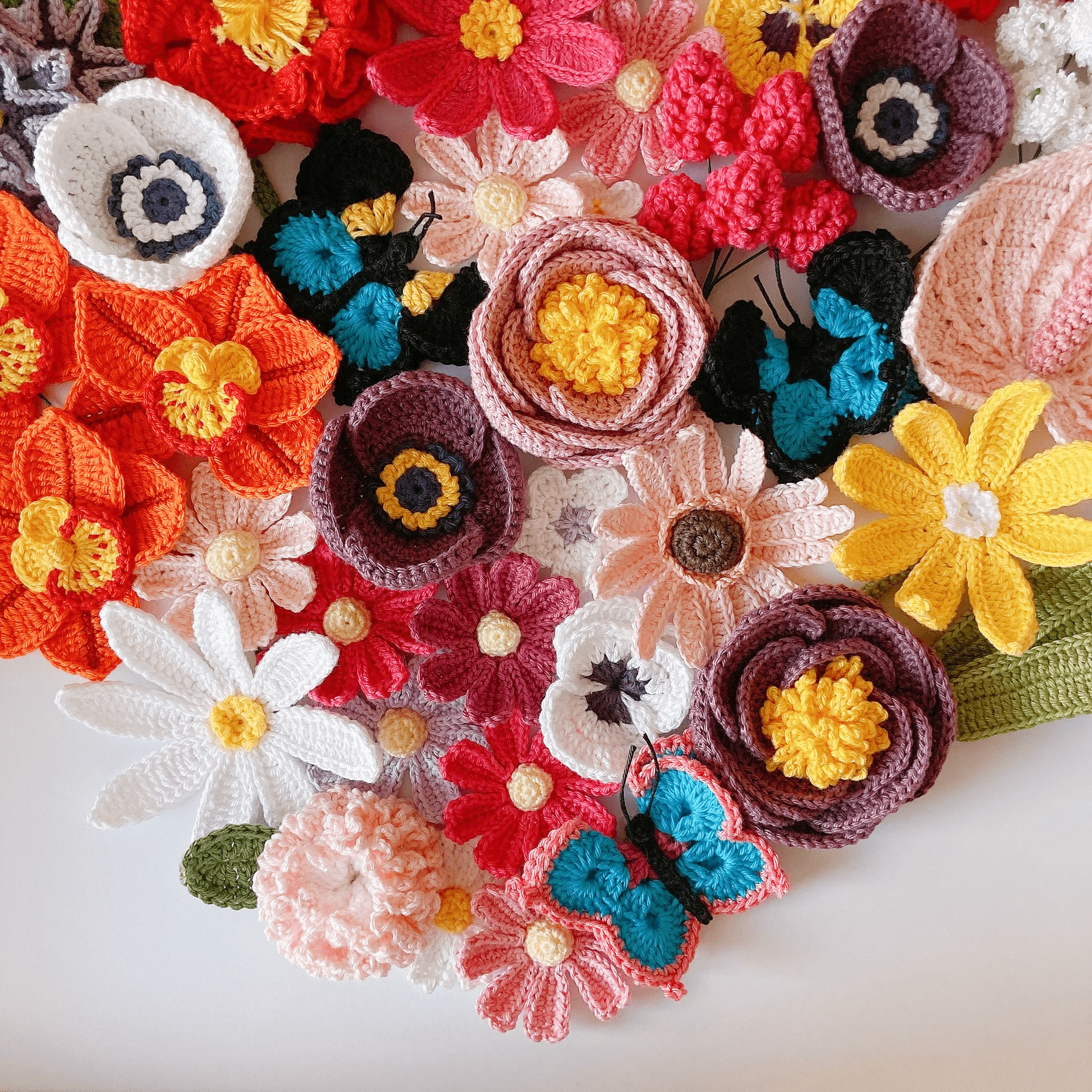 Tableau floral au crochet en forme de cœur Fleurétoilée