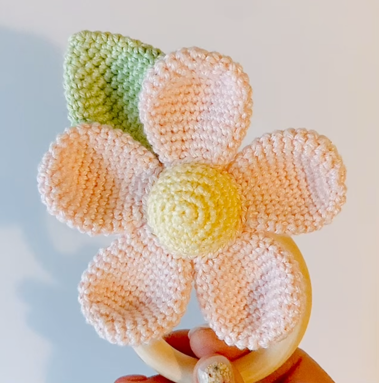 Hochet Fleur Bébé – Anneau en Bois & Crochet Fait Main