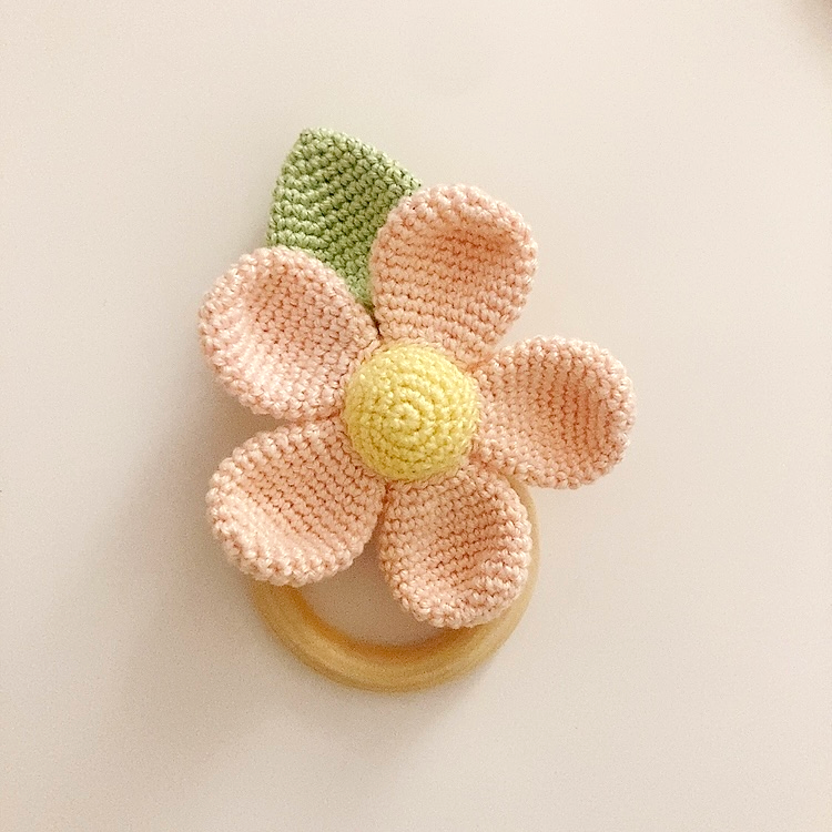 Hochet Fleur Bébé – Anneau en Bois & Crochet Fait Main