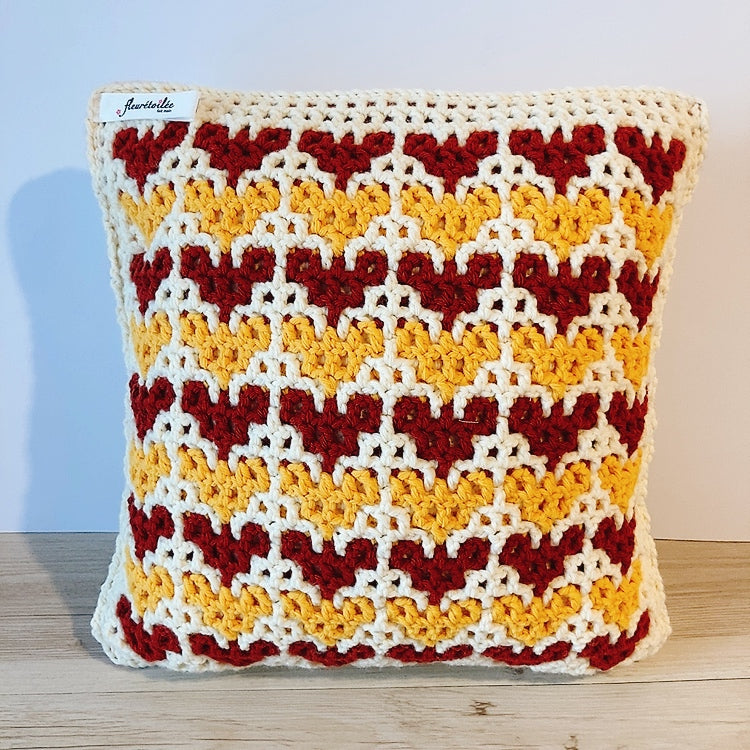 Coussin au crochet en motif cœurs Fleurétoilée