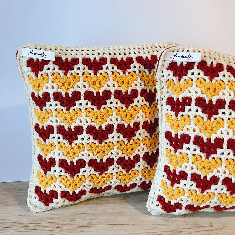 Coussin au crochet en motif cœurs Fleurétoilée