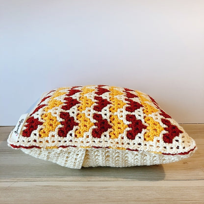 Coussin au crochet en motif cœurs