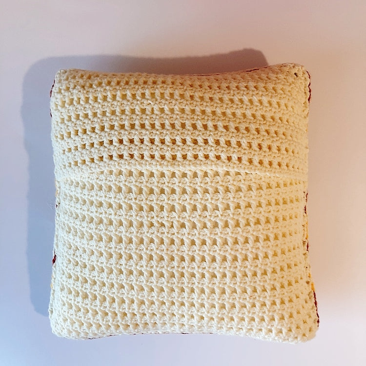 Coussin au crochet en motif cœurs