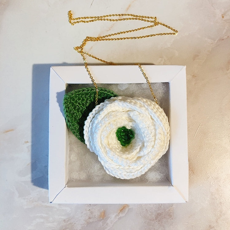 Collier en crochet avec fleur rose Fleurétoilée