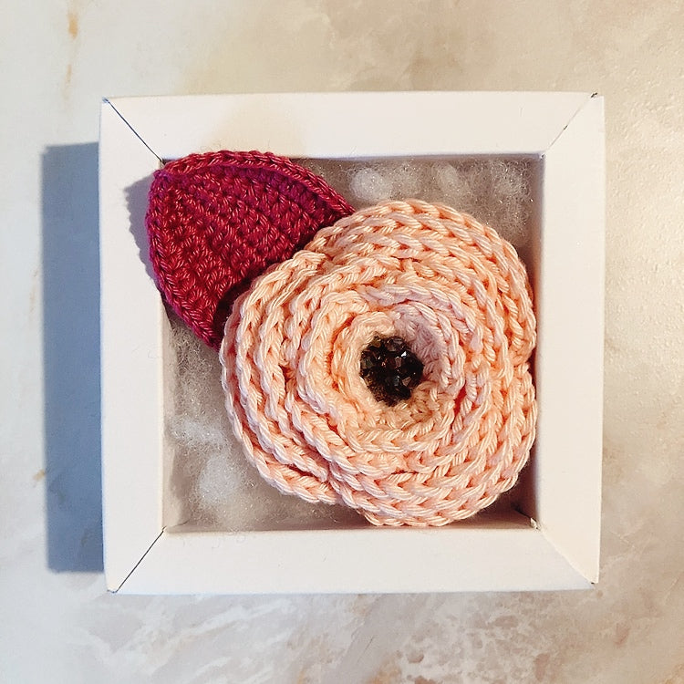 Collier en crochet avec fleur rose Fleurétoilée