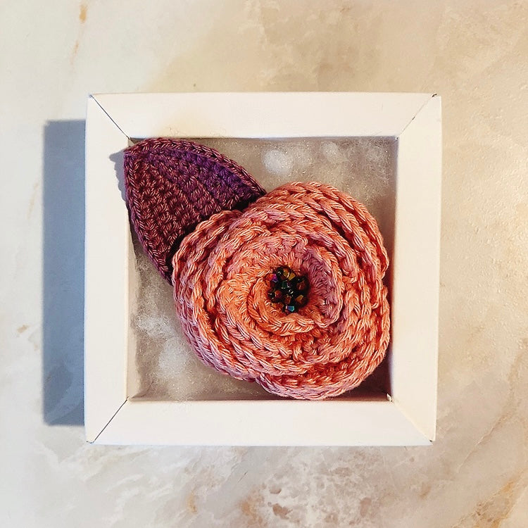 Collier en crochet avec fleur rose Fleurétoilée