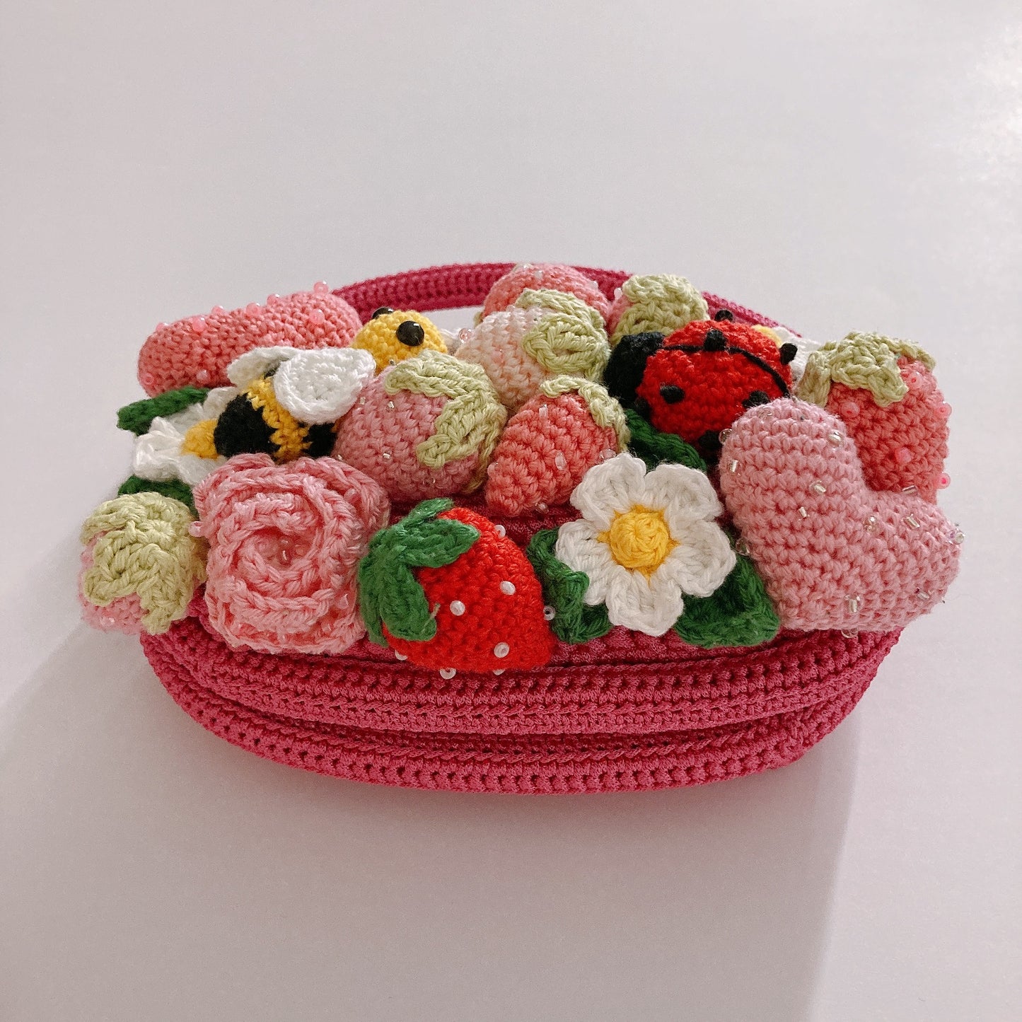 Mini-Häkeltasche – Erdbeeren und Herzen