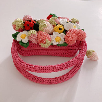 Mini-Häkeltasche – Erdbeeren und Herzen