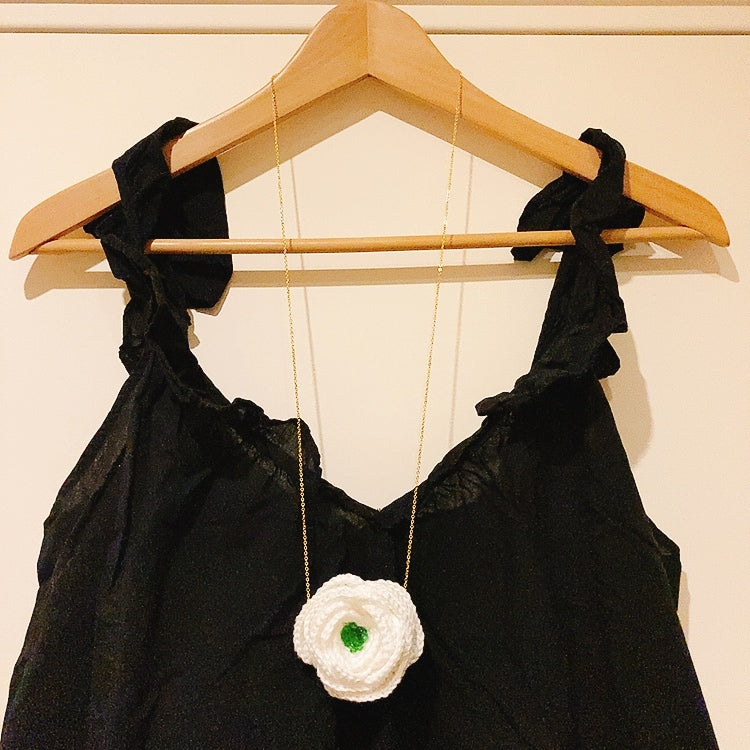 Collier en crochet avec fleur rose Fleurétoilée