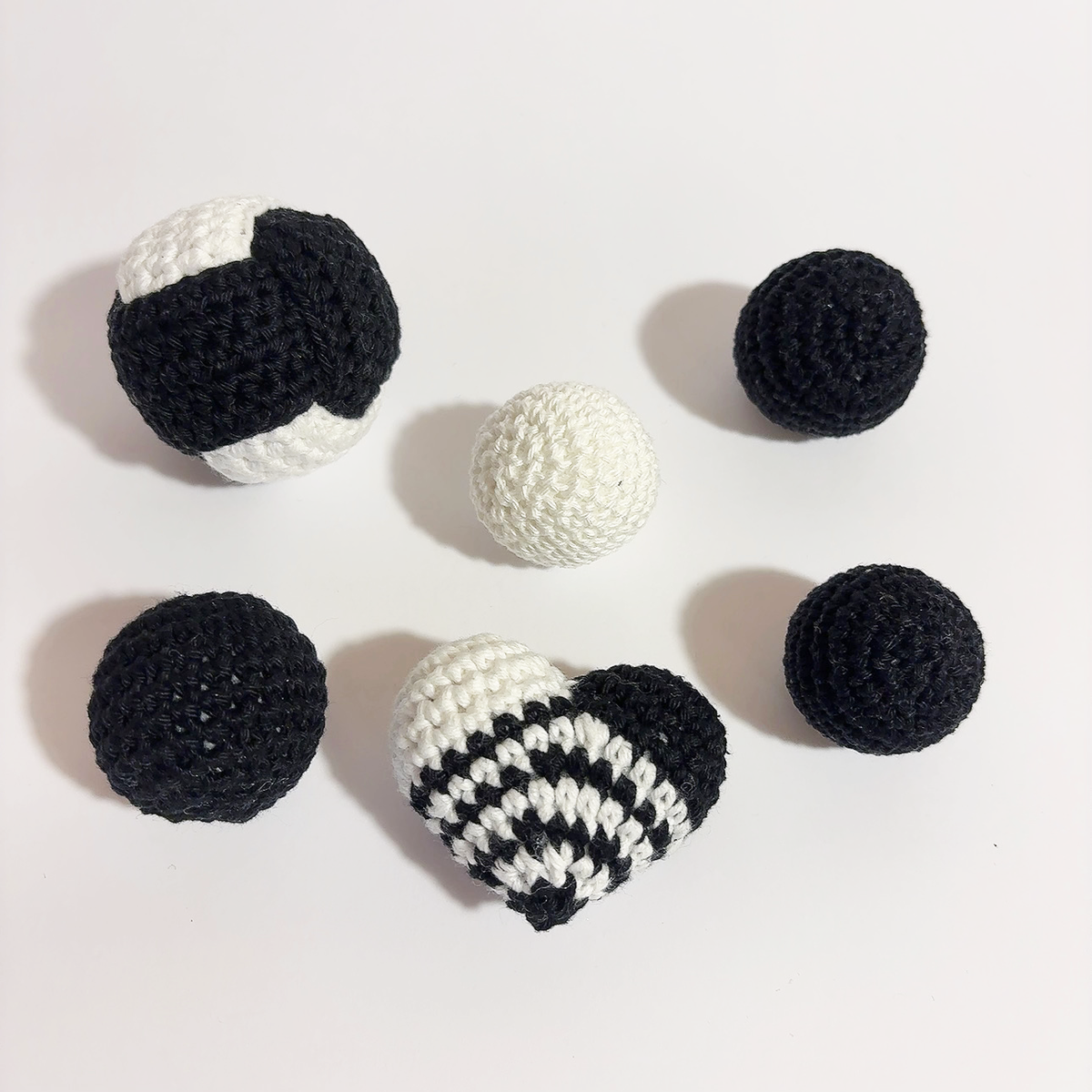 Mobile Bébé noir et blanc Évolutif "Les adorables Dalmatiens" V2 - Crochet Fait Main