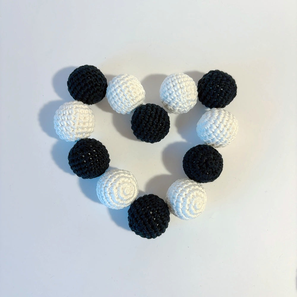 Mobile Bébé noir et blanc "Le Jardin Stellaire" – Crochet Fait Main