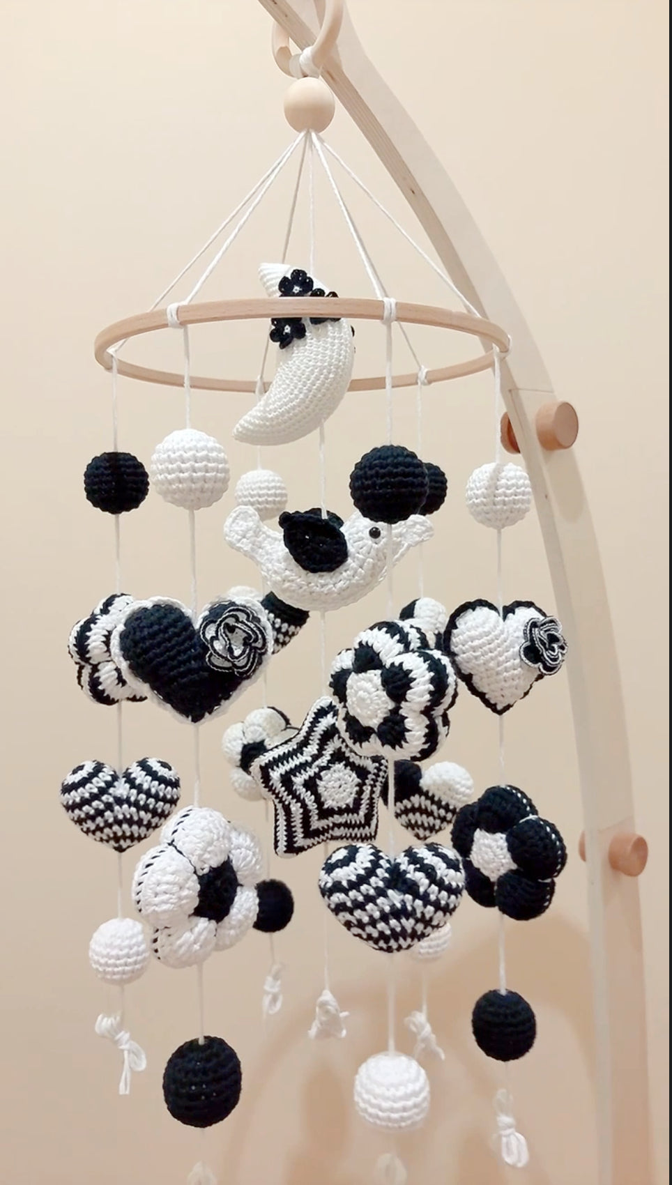 Mobile Bébé noir et blanc "Le Jardin Stellaire" – Crochet Fait Main