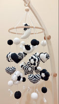 Mobile Bébé noir et blanc "Le Jardin Stellaire" – Crochet Fait Main