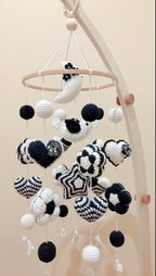 Mobile Bébé noir et blanc "Le Jardin Stellaire" – Crochet Fait Main