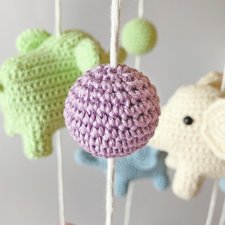 Mobile Bébé Éléphants en Crochet