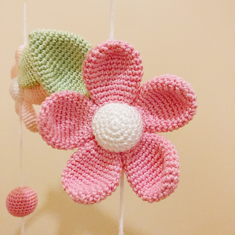 Mobile Bébé Fleurs & Bambi – Crochet Fait Main, Décoration Apaisante MÔBi MÛBi