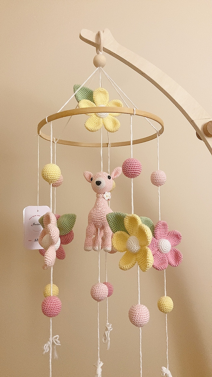 Mobile Bébé Fleurs & Bambi – Crochet Fait Main, Décoration Apaisante MÔBi MÛBi