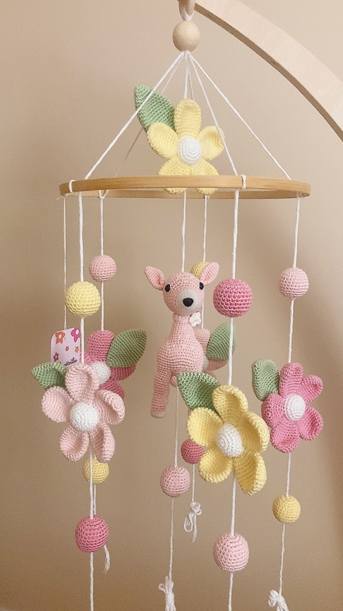 Mobile Bébé Fleurs & Bambi – Crochet Fait Main, Décoration Apaisante Fleurétoilée