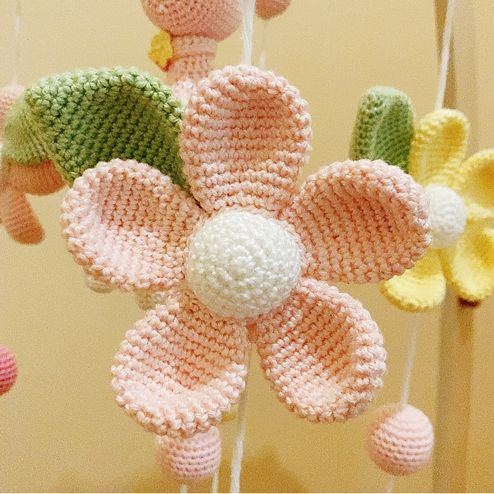 Mobile Bébé Fleurs & Bambi – Crochet Fait Main, Décoration Apaisante MÔBi MÛBi
