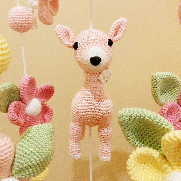 Mobile Bébé Fleurs & Bambi – Crochet Fait Main, Décoration Apaisante MÔBi MÛBi