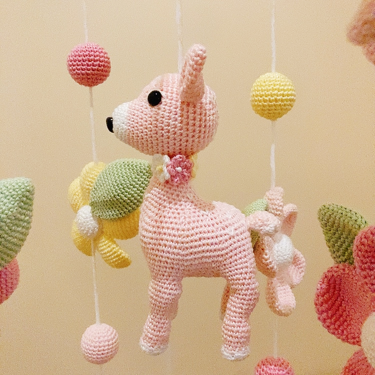 Mobile Bébé Fleurs & Bambi – Crochet Fait Main, Décoration Apaisante MÔBi MÛBi