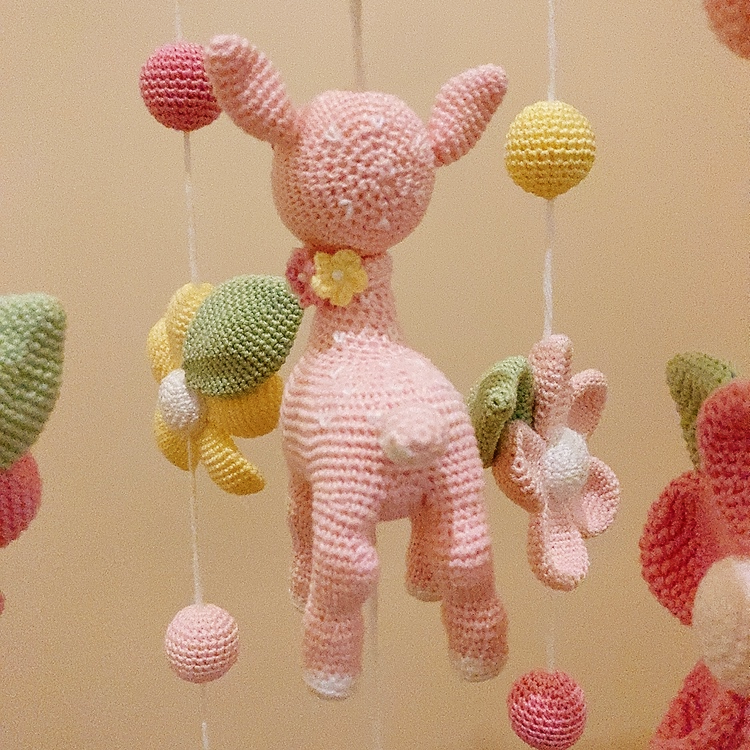 Mobile Bébé Fleurs & Bambi – Crochet Fait Main, Décoration Apaisante MÔBi MÛBi