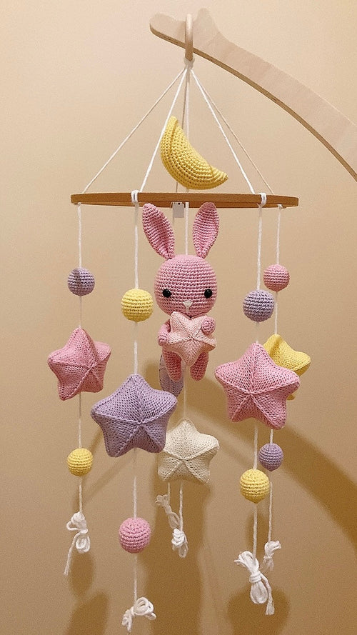 Mobile bébé étoilé en crochet – Lapin & Lune rose, fait main Fleurétoilée