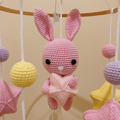 Mobile bébé en crochet de teint rosé