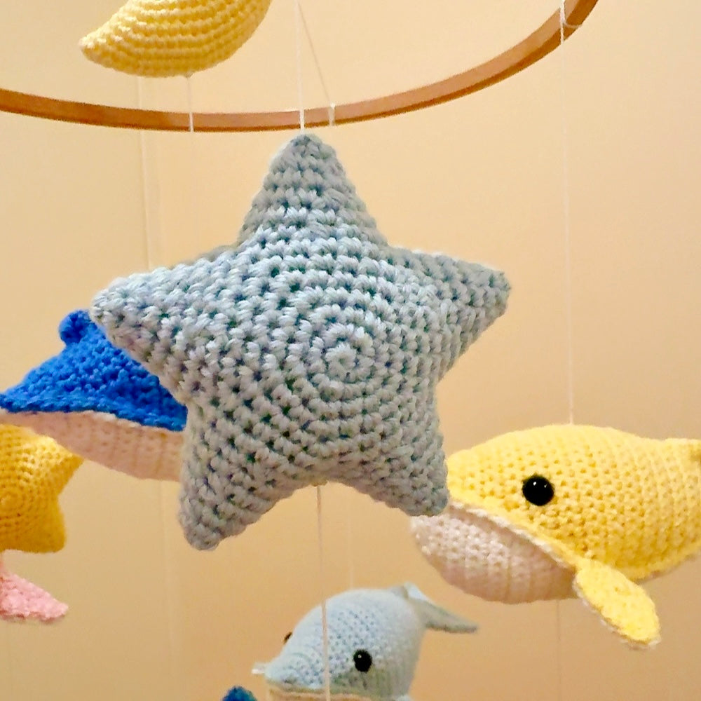 Mobile Bébé Évolutif  "La Valse des Baleines" - Crochet Fait Main