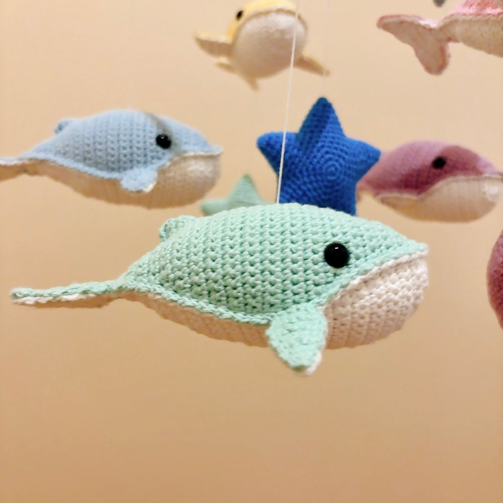 Mobile Bébé Évolutif  "La Valse des Baleines" - Crochet Fait Main
