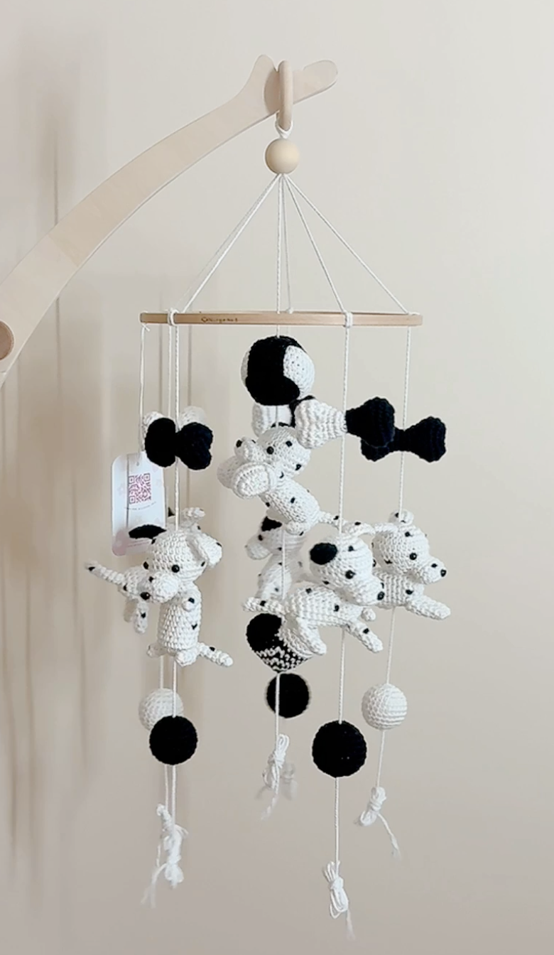Mobile Bébé noir et blanc Évolutif "Les adorables Dalmatiens" V2 - Crochet Fait Main