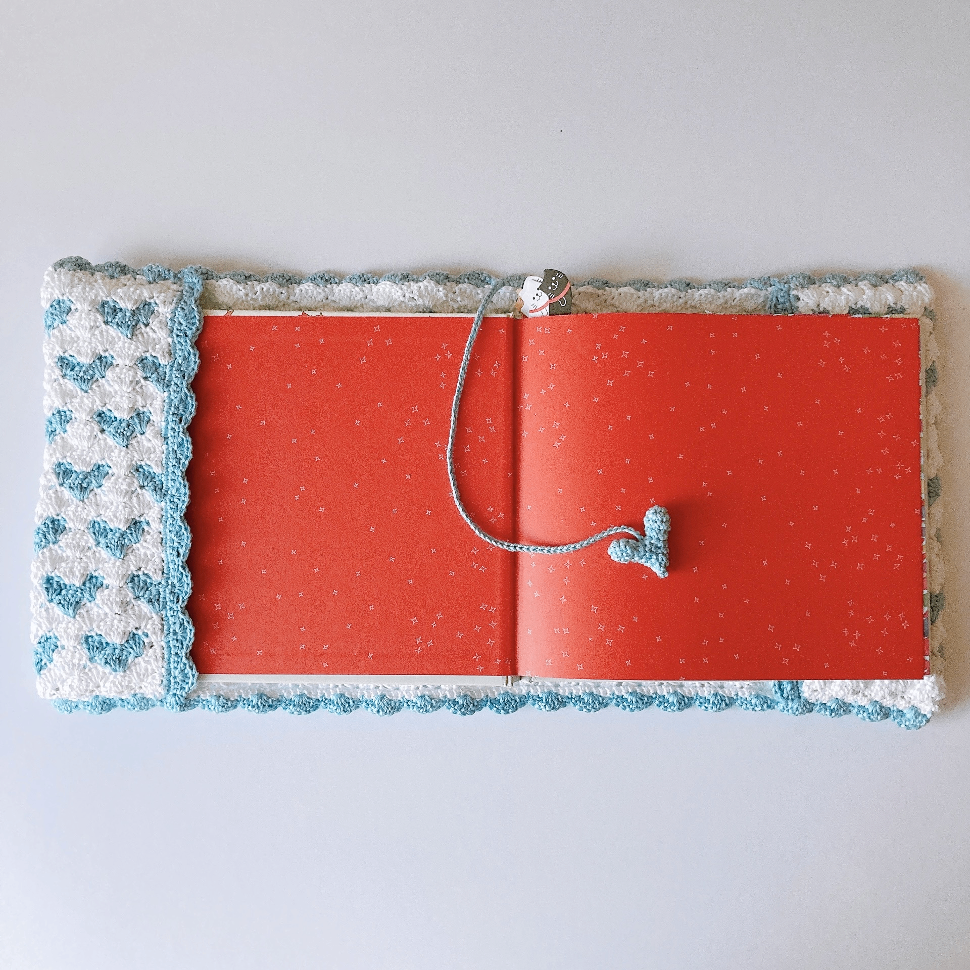 Pochette de livre au motif cœurs Fleurétoilée