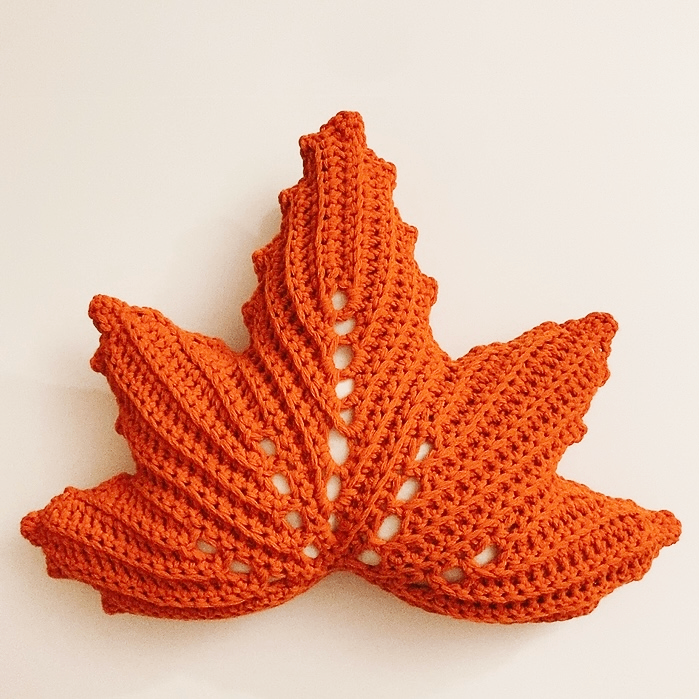 Coussin automnal feuille d'érable au crochet Fleurétoilée