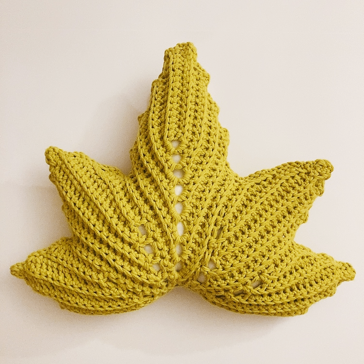 Coussin automnal feuille d'érable au crochet Fleurétoilée