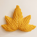 Coussin automnal feuille d'érable au crochet Fleurétoilée