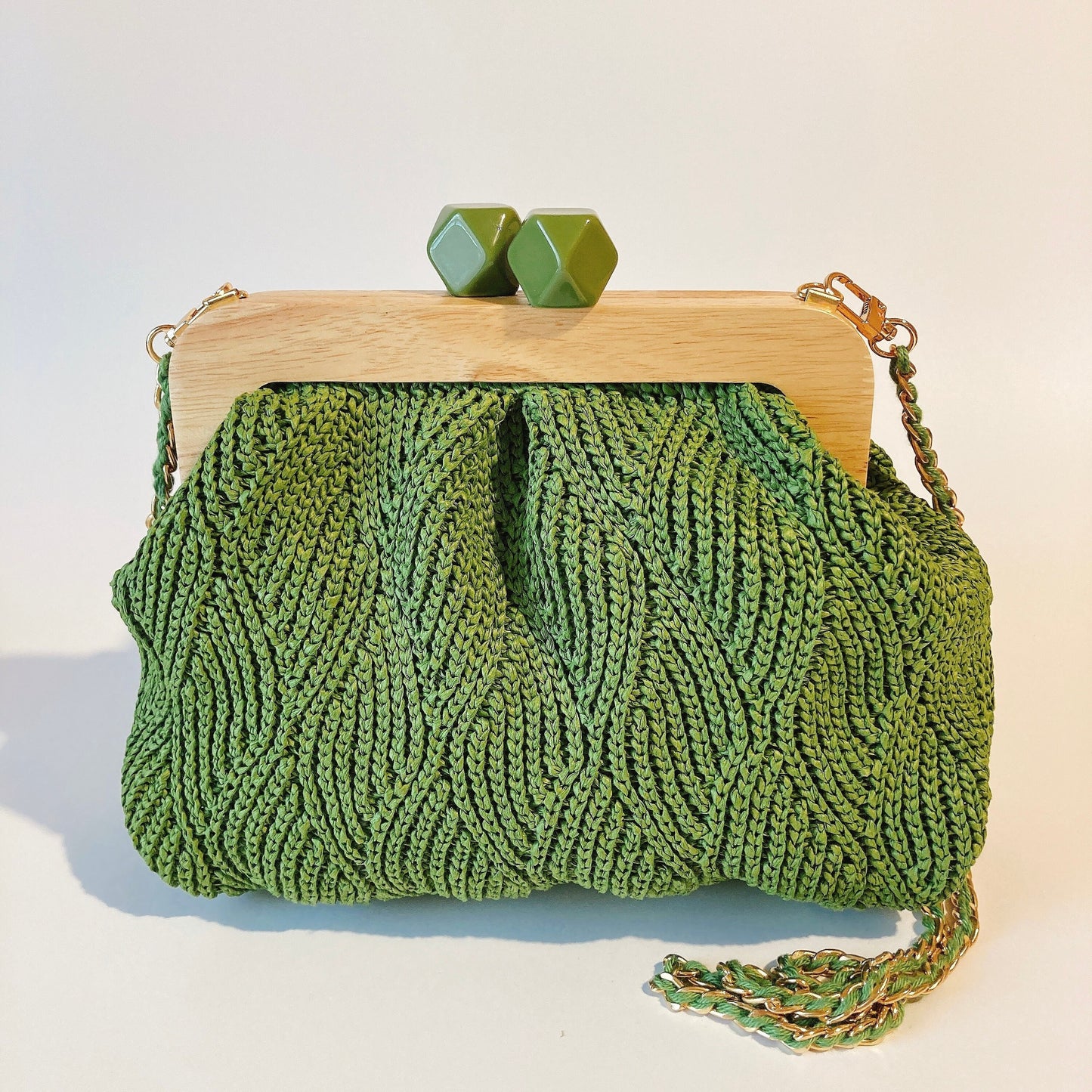 Pochette raphia feuilleté : Pochette en motif feuilles d’été.