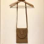 Sac bandoulière romantique en raphia.