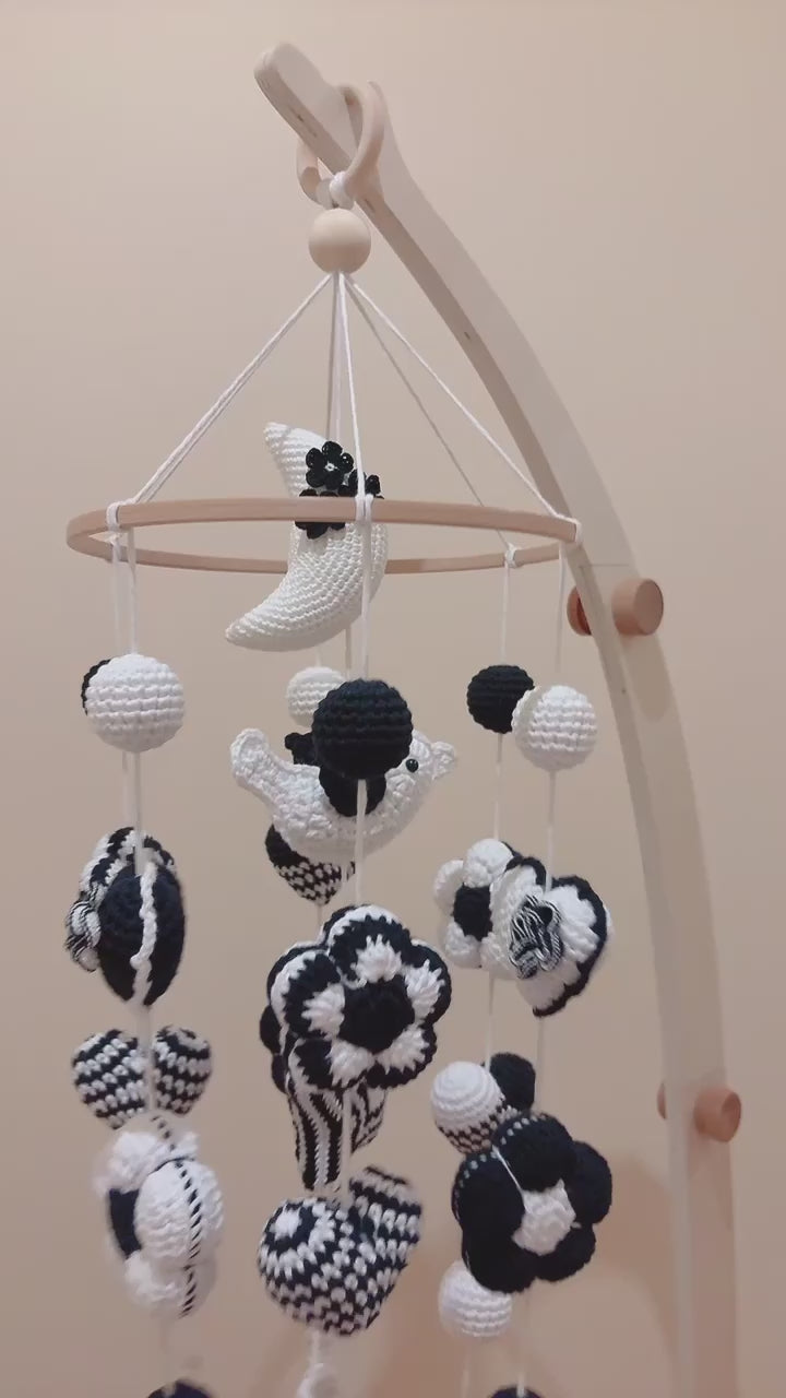 Mobile Bébé noir et blanc "Le Jardin Stellaire" – Crochet Fait Main