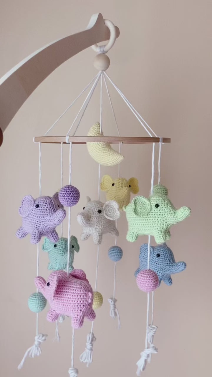 Mobile Bébé Éléphants en Crochet