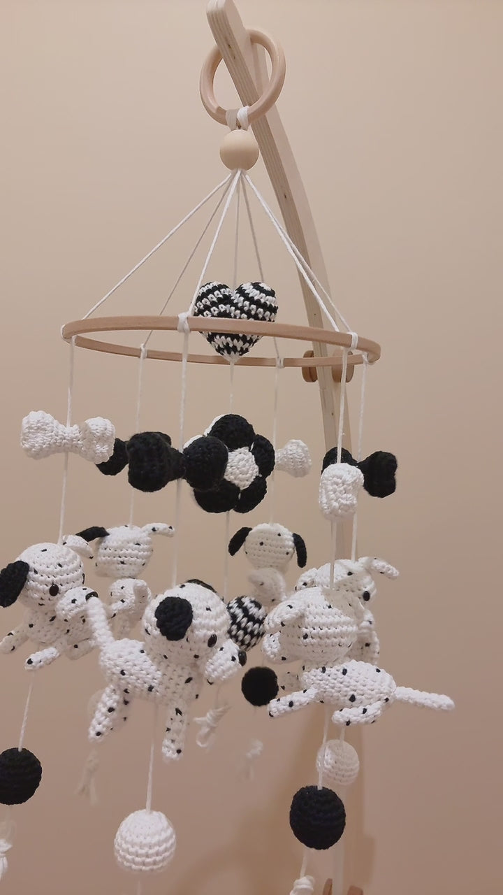 Mobile bébé dalmatien noir et blanc crochet Fleurétoilée pour l'éveil visuel