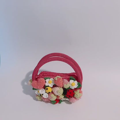 Mini-Häkeltasche – Erdbeeren und Herzen