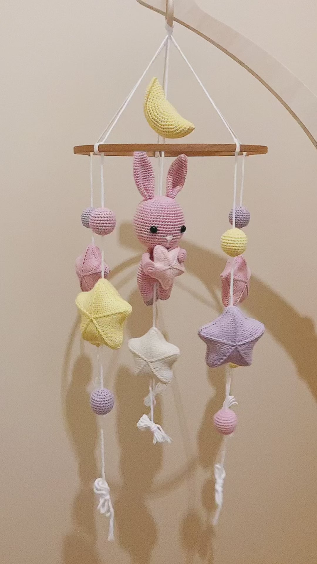 Mobile bébé étoilé en crochet – Lapin & Lune rose, fait main
