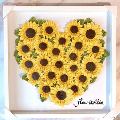 De toutes mes fleurs : 23 tournesols fait main au crochet en forme de coeur dans un cadre vitrine.