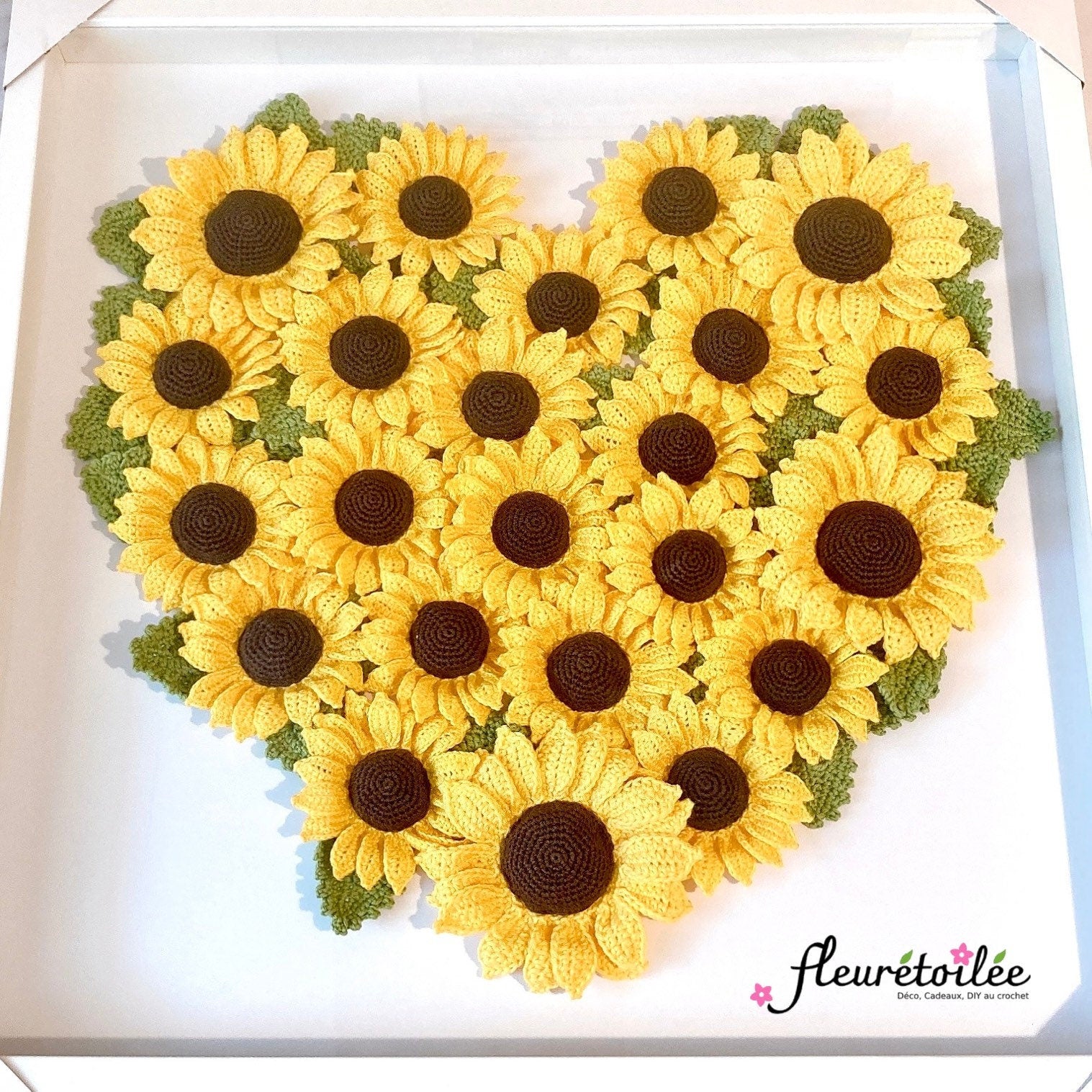 De toutes mes fleurs : 23 tournesols fait main au crochet en forme de coeur dans un cadre vitrine.