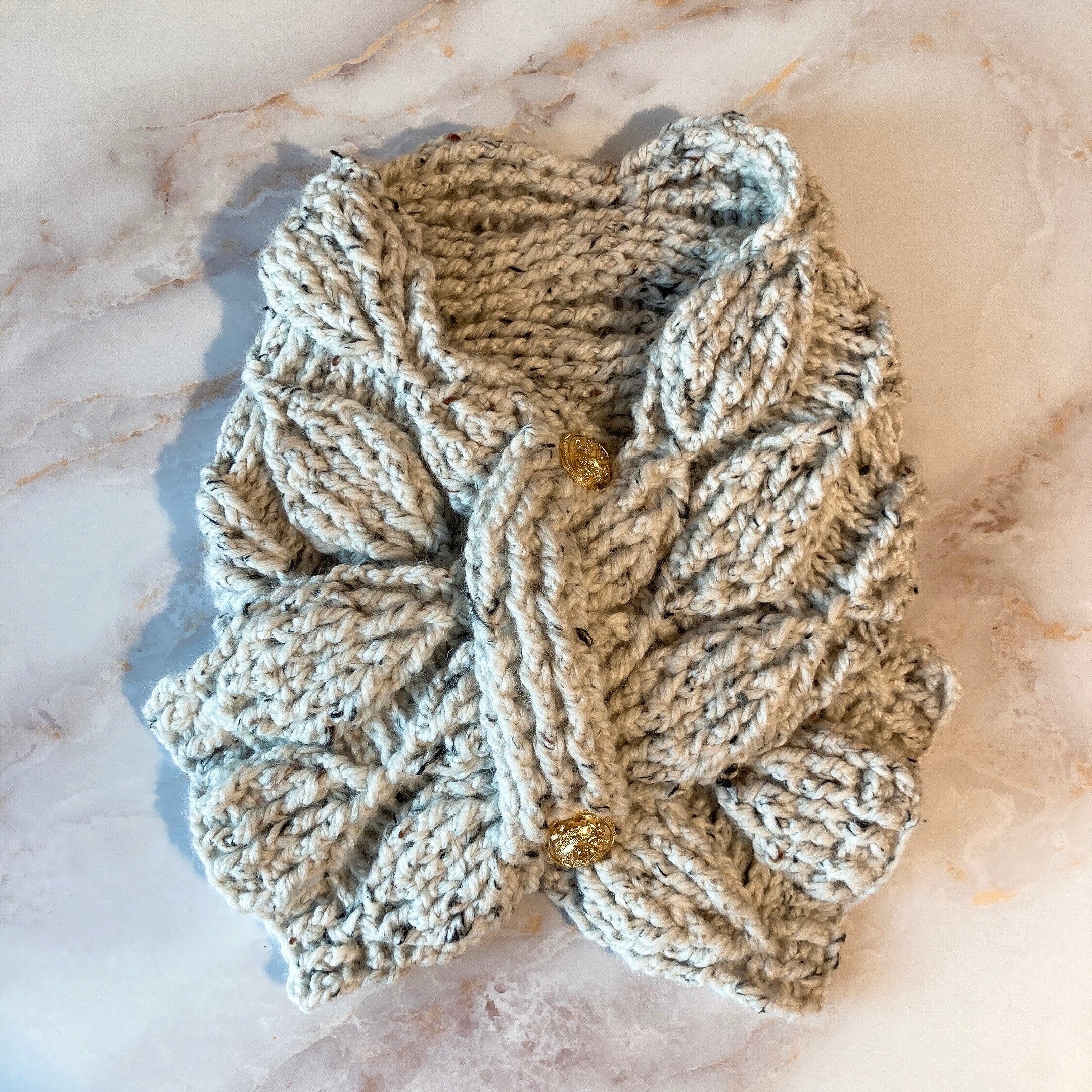 Écharpe feuilletée avec les boutons dorés