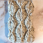 Écharpe feuilletée avec les boutons dorés