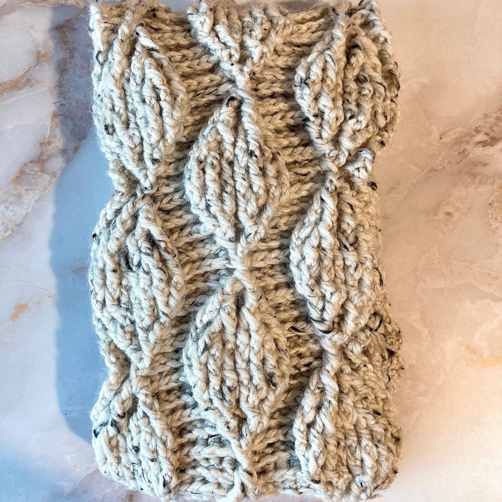 Écharpe feuilletée avec les boutons dorés