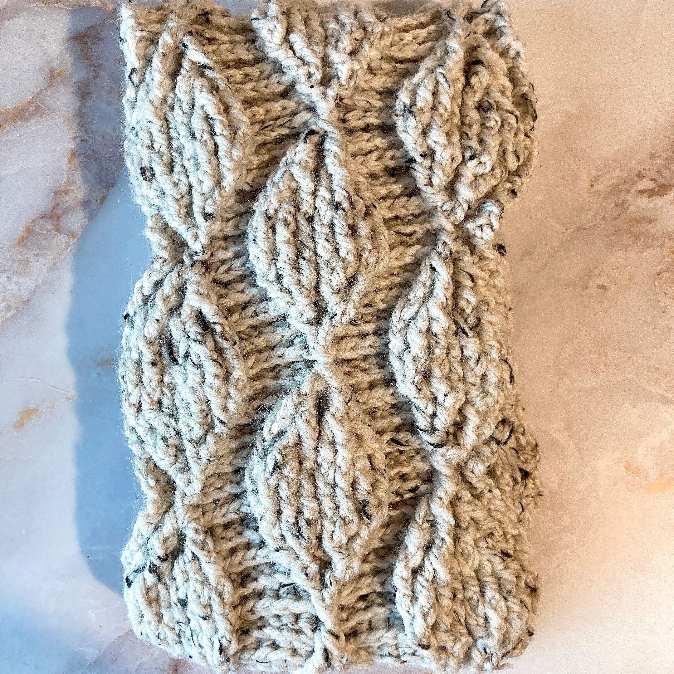 Écharpe feuilletée avec les boutons dorés
